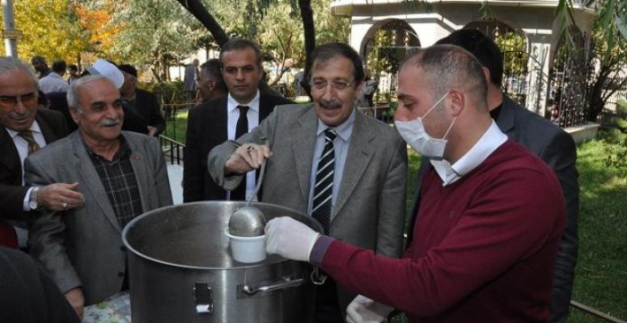 AK Parti Palandöken İlçe Teşkilatı Aşure Dağıttı