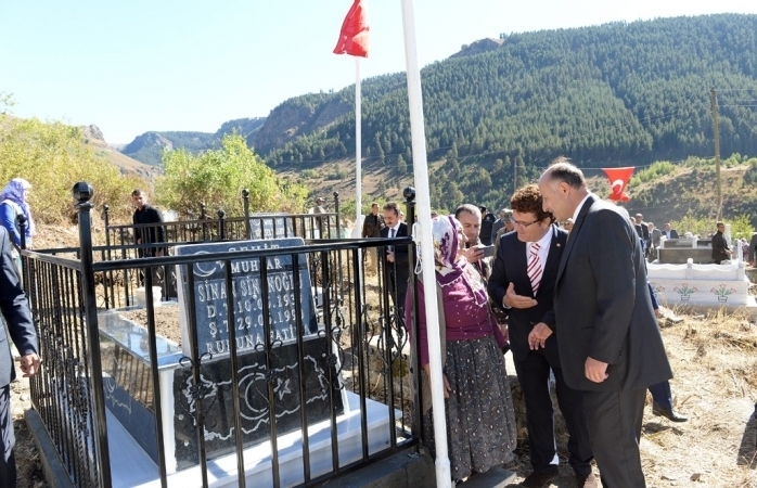 Şenkaya'da 27 Yıl Önce Şehit Edilen Köy Muhtarı ve Eşi Anıldı!