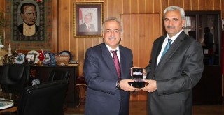 Azerbaycan Büyükelçisi Hazar İbrahim’den Rektör Çomaklı’ya Ziyaret!