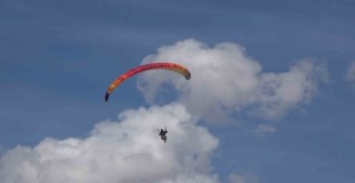 Erzurum’da semaları paraşütlerle süslendi