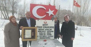 Madalya ve Berat ile Oğullarına Koştular!